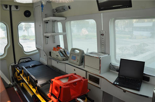 泰来县救护车内部